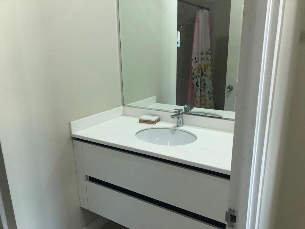 Lovely 2 Bedroom C̅ Netflix Across National Stadium Kingston Exterior photo